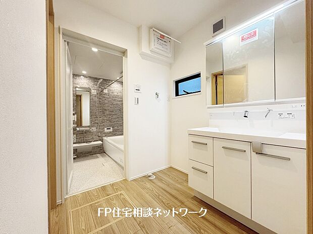 【洗面台・洗面所】鏡の裏に収納棚を確保した三面鏡を採用。化粧品や歯ブラシなどを機能的に収納。また、三面鏡の本当の利点は三枚の鏡を合わせることで、頭の側面や背面が見れること。