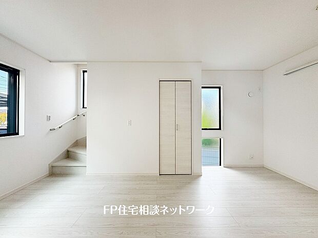 【リビング】想像以上の質感が訪れる者の心を離さない。フローリング素材、窓の配置、壁面タイル、カラーバランス、どれをとってもワンランク上の仕上がり。