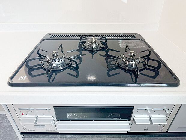 【三口ガスコンロ】3口以上コンロ　同時並行で調理しやすい3口コンロです。お料理を同時にすすめることができ、料理時間の短縮にもなります。