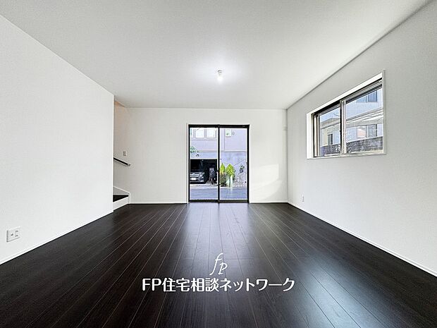 【リビング】大切な家族が集まるからこそLDKにはこだわりたい。日当たりのよい広いLDKを、子供たちが元気に走り回っている姿を見た時「広い家にして良かった」と思う。