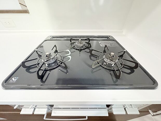 【ガスコンロ】慣れている方も多く、火力が目に見えるため、使いやすいという方も多い、3口のガスコンロ仕様です。