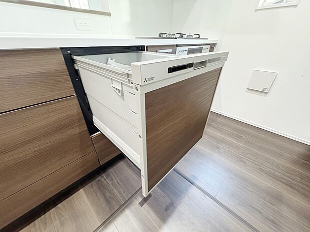 【食洗機】手間をかけずに食後の後片付けができる食器洗乾燥機。食器の出し入れがスムーズなスライドタイプ。節水効果だけでなく、効率的に洗い物を配置できるようにラックがついています。