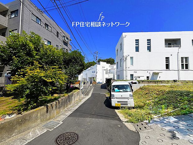 【現地外観写真】前面道路は車の通りも少なく、小さなお子様が道路に飛び出してしまう心配もないので安心です。