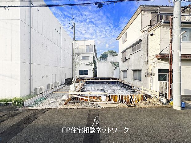 【現地外観写真】南道路に面し太陽の日差しが降りそそぐ明るい住宅!都内へのアクセスも良く、利便性と広さを兼ね備えた住宅です。