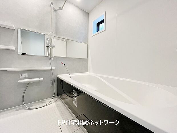 【浴室】ゆったり入れる一坪バス。足を伸ばして入れるサイズは一日の疲れを癒すのに嬉しい広さ。お子様と一緒の入浴でも充分な広さです。