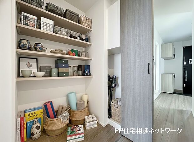 【収納】マルチにご使用いただける収納スペースを設けました。お掃除用具、書類関係などもスッキリ片付けます。