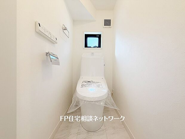 【トイレ】ウォシュレット、暖房便座機能付のトイレです。従来型に比べ節水効果があり、お手入れもしやすいので、家計も家事の負担も軽減してくれます。