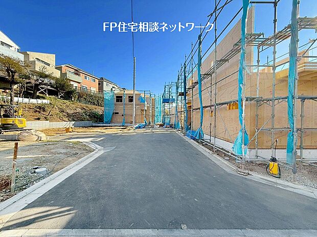 【現地外観写真】前面道路は幅員5.5ｍあり、車通りも少ないので小さなお子様がいらっしゃるご家庭でも安心です。