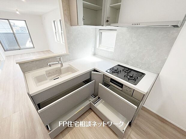 【キッチン】スライド収納付きのシステムキッチン。料理器具なども収納できて出し入れもスムーズ。収納量もたっぷりなので料理器具やストック調味料なども入れられる。