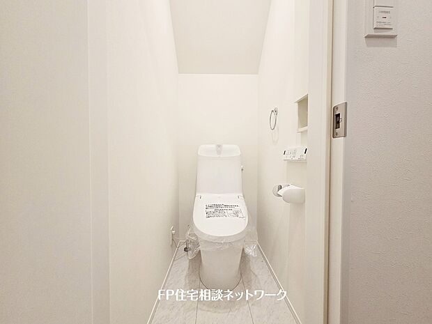 【トイレ】ウォシュレット、暖房便座機能付のトイレです。従来型に比べ節水効果があり、お手入れもしやすいので、家計も家事の負担も軽減してくれます。