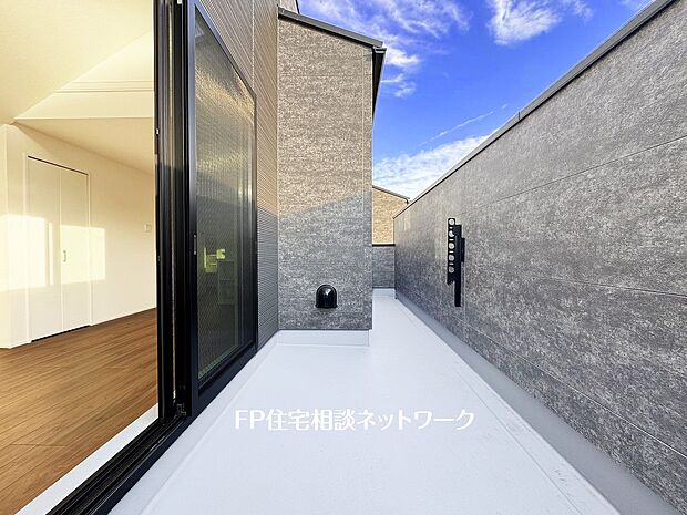 【バルコニー】南面バルコニーは太陽の温もりをめいいっぱい受け止めてくれます。太陽の光と爽やかな風を受けたお洗濯物はあっという間に乾き、取りこむ時には太陽の匂いを感じられそう。