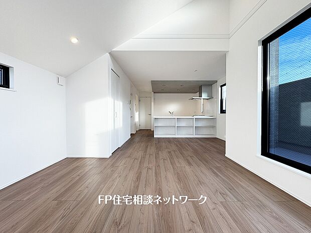 【リビング】オープンな空間を生み出す、広がりとゆとり。家族と過ごす時間を大切にしたい方にぴったりのゆとりある住空間です。