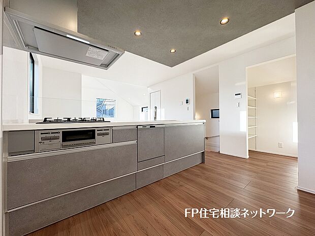 【キッチン】毎日使うキッチンが綺麗で清潔ならお料理を作るのも楽しくなりますよね。機能性とデザイン性を兼ね備えた嬉しいキッチン。