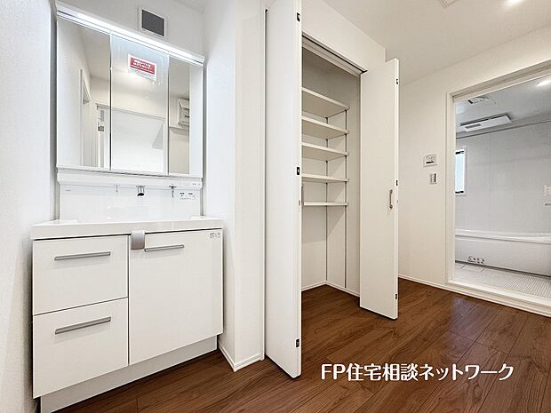 【洗面台・洗面所】鏡の裏に収納棚を確保した三面鏡を採用。化粧品や歯ブラシなどを機能的に収納。また、三面鏡の本当の利点は三枚の鏡を合わせることで、頭の側面や背面が見れること。