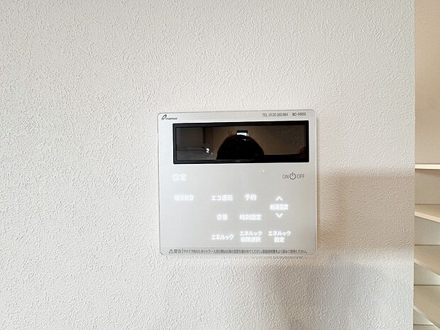 【フルオートバス】ワンタッチでお湯張りや保温が可能なフルオートバス。仕事や塾などパパやお子様の入浴時間が異なる家でも、保温機能でいつでも快適に入浴が可能です。