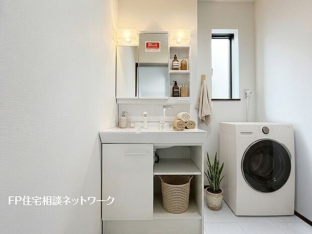 【洗面台・洗面所】■洗面所■本画像はAIがCGで家具作成しており、実際の現地に家具は設置されておりません。また、販売価格に家具、小物等は含まれておりません。