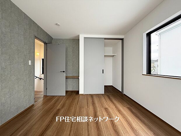 【洋室】収納力が豊富な大型クローゼット。普段着やスーツはもちろんのこと、コート類などもしっかり掛けられます。奥行きもあり、部屋がスッキリしますね。