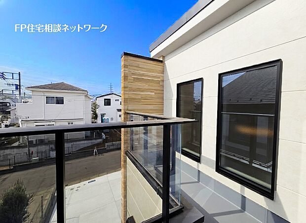 【現地外観写真】この窓からの眺望がすばらしい。視界に緑が見えるので癒される。さらに遮る建物がないので遠くを望めば知らぬ間にリラックス。