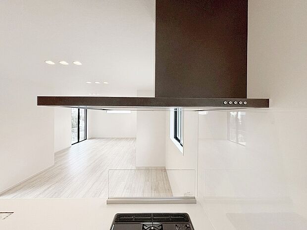 【換気扇】ステンレスの鈍い輝きが高級感を醸し出す換気扇。従来タイプよりも換気効果に優れ、フィルター交換もお掃除も容易になりました。