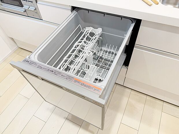 【食洗機】手間をかけずに食後の後片付けができる食器洗乾燥機。食器の出し入れがスムーズなスライドタイプ。