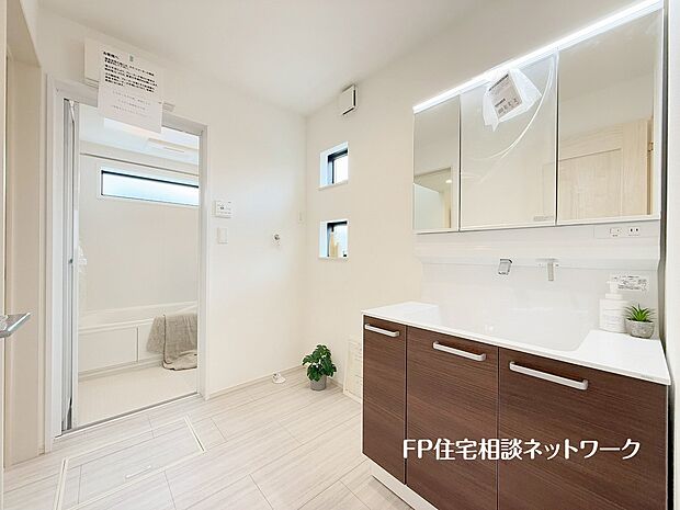 【洗面台・洗面所】鏡の裏に収納棚を確保した三面鏡を採用。化粧品や歯ブラシなどを機能的に収納。また、三面鏡の本当の利点は三枚の鏡を合わせることで、頭の側面や背面が見れること。