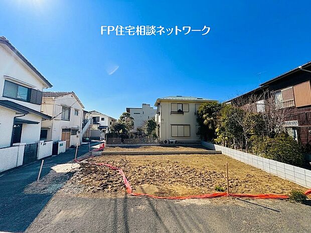 【現地外観写真】敷地と道路に高低差が無く4部屋完備の大型間取り、WICなど収納も豊富です。