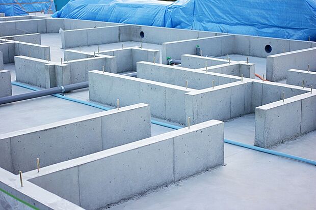 【その他画像】ベタ基礎 大きな面で家の重みを支え地震に強いのが特徴です。また床下の地面をすべてコンクリートで覆うので、湿気が建物に伝わりにくく住宅の木材の腐食等の心配も減ります。