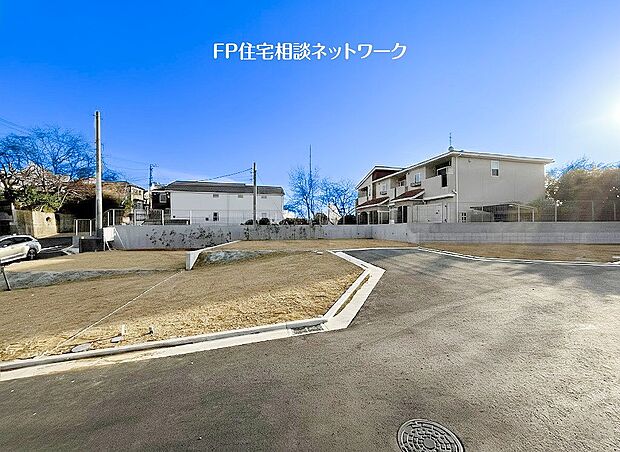 【前面道路含む現地写真】新設の前面道路は幅員4.5ｍを確保しており、道路と敷地に高低差がないのでお車の運転が苦手な方でも安心です。