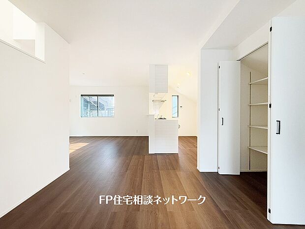 【リビング】家族だんらんのスペースとなるリビング。家具の配置がしやすい広さを確保しつつ、窓が多い設計は色々な角度から光が取り込めるこだわりの間取りです。