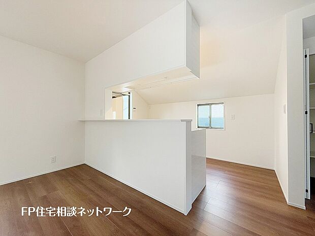 【キッチン】対面式のカウンターキッチンですので、出来上がったお料理をカウンターに並べてお子様が運ぶなど、お手伝いの時間も増えそうですね。