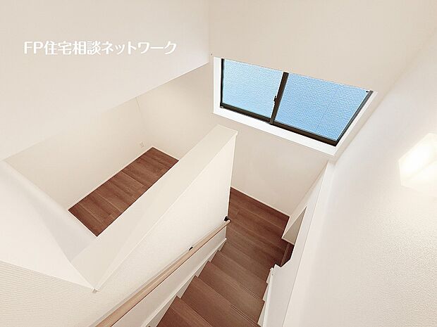 【その他内観】階段部分には自然の光を取り込むことの出来る、窓を配置しており明るい空間!お掃除の際には空気の換気などにも便利です。