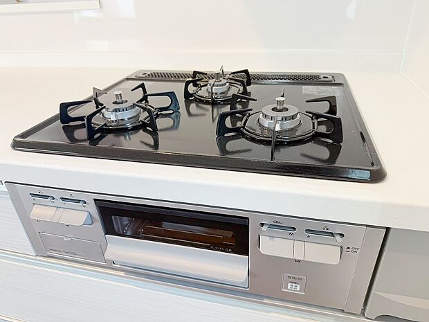 【ガスコンロ】慣れている方も多く、火力が目に見えるため、使いやすいという方も多い、3口のガスコンロ仕様です。