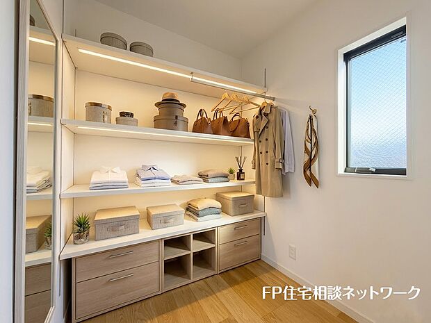 【収納】■ウォークインクローゼット■本画像はAIがCGで家具作成しており、実際の現地に家具は設置されておりません。また、販売価格に家具、小物等は含まれておりません。