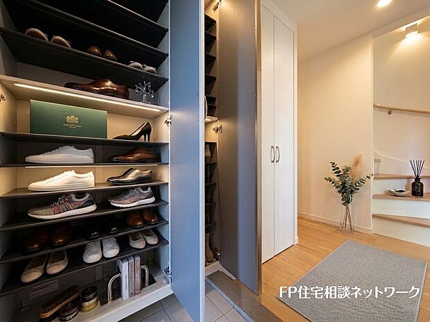 【玄関】■玄関■本画像はAIがCGで家具作成しており、実際の現地に家具は設置されておりません。また、販売価格に家具、小物等は含まれておりません。