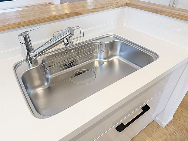 【浄水器一体型水栓】スタイリッシュな、浄水器一体型水栓です。水栓にシャワーホースと浄水器を内蔵し、カルキ臭など軽減。シャワーヘッドを引き出すことで、広いシンクのお手入れもラクラク。