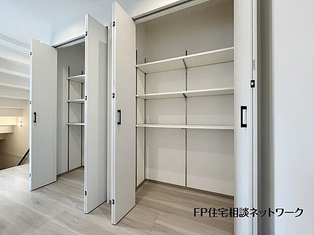 【収納】キッチン横にはパントリースペースを完備。食べ盛りのお子様がいるご家庭や平日共働きで忙しくなかなか何度も買い物に行けないママにとって非常に便利な収納スペースです。