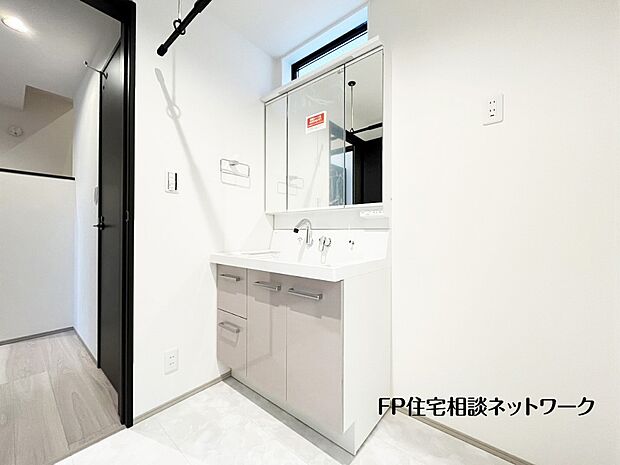 【洗面台・洗面所】鏡の裏に収納棚を確保した三面鏡を採用。化粧品や歯ブラシなどを機能的に収納。また、三面鏡の本当の利点は三枚の鏡を合わせることで、頭の側面や背面が見れること。
