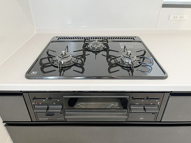 【3口ガスコンロ】同時並行で調理しやすい3口コンロです。お料理を同時にすすめることができ、料理時間の短縮にもなります。