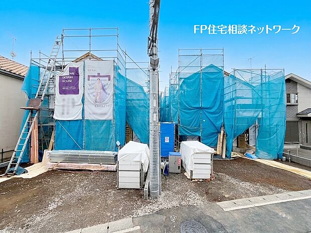 【現地外観写真】建物面積105m2以上の大型4LDK!敷地と道路に高低差がなく、ゆとりの敷地面積はカースペース並列2台可能です。