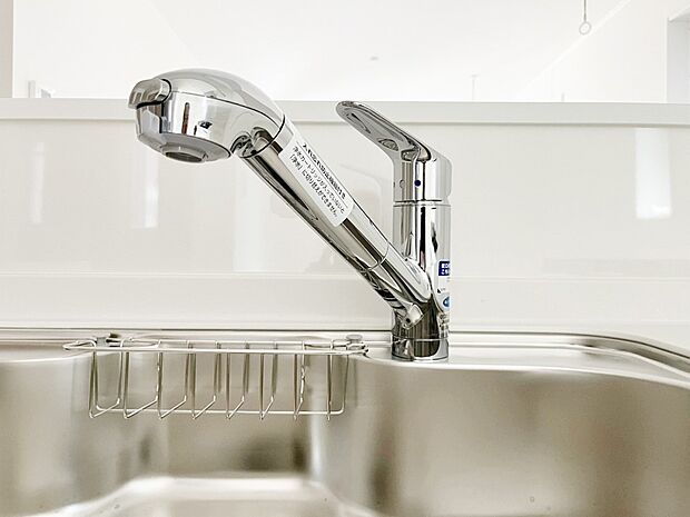 【浄水栓】スタイリッシュな、浄水器一体型水栓です。水栓にシャワーホースと浄水器を内蔵し、カルキ臭など軽減。シャワーヘッドを引き出すことで、広いシンクのお手入れもラクラク。