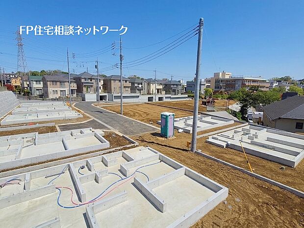 【現地外観写真】敷地と道路に高低差が無くB8号棟、B9号棟は並列でカースペース3台駐車可能なゆとりの広さです。
