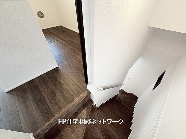【その他内観】階段部分には自然の光を取り込むことの出来る、窓を配置しており明るい空間！お掃除の際には空気の換気などにも便利です。
