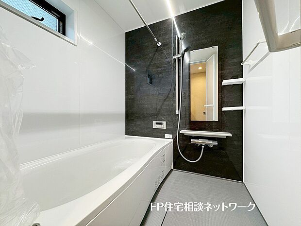 【浴室】ゆったり入れる一坪バス。足を伸ばして入れるサイズは一日の疲れを癒すのに嬉しい広さ。お子様と一緒の入浴でも充分な広さです。