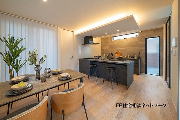 【内観】【プラン例　建物価格2480万円　建物面積100m2】対面キッチンと緩やかにつながるダイニング空間。間接照明がやさしく広がり、食事の時間を上質に演出します。
