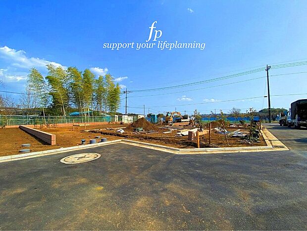 【地盤調査・改良】建築工事を行う前に地盤調査を行います。地質や強度、安定性、水分状態などを調査・分析して、必要に応じて適切な地盤改良を施し、構造物の安定性を確保します