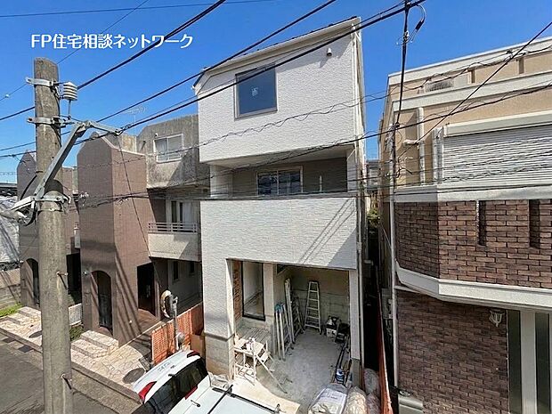 【現地外観写真】大通りから1本入った場所に位置し、前面道路幅員は約4.4ｍあり車の通りも少ないので小さなお子様がいらっしゃるご家庭でも安心です。