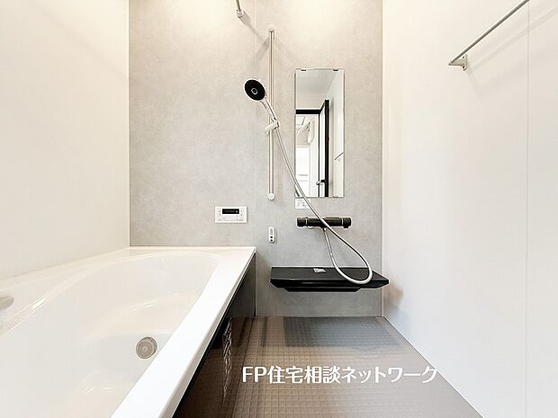【浴室】ゆったり入れる一坪バス。足を伸ばして入れるサイズは一日の疲れを癒すのに嬉しい広さ。お子様と一緒の入浴でも充分な広さです。