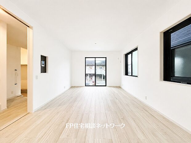 【リビング】オープンな空間を生み出す、広がりとゆとり。家族と過ごす時間を大切にしたい方にぴったりのゆとりある住空間です。日差しがリビングの隅々までしっかりと届きます。