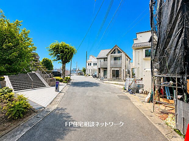 【前面道路含む現地写真】前面道路はゆとりある約6m幅員。車通りも少なく、お車の出し入れや小さなお子様のいるご家庭にも嬉しい住環境です。