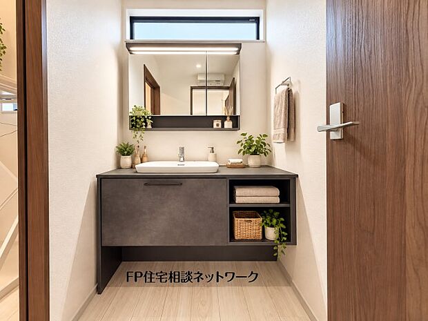 【洗面台・洗面所】本画像の小物等はCG生成の配置イメージです。販売価格にこれらは含まれず、付帯しません。